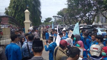 Mahasiswa Fisifol UIR Gelar Aksi Depan Mapolda Riau Peringati Hari Perdamaian Internasional