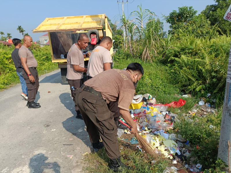 Bersama Personel Polresta Pekanbaru dan Stake Holder Lakukan Pembersihan Sampah