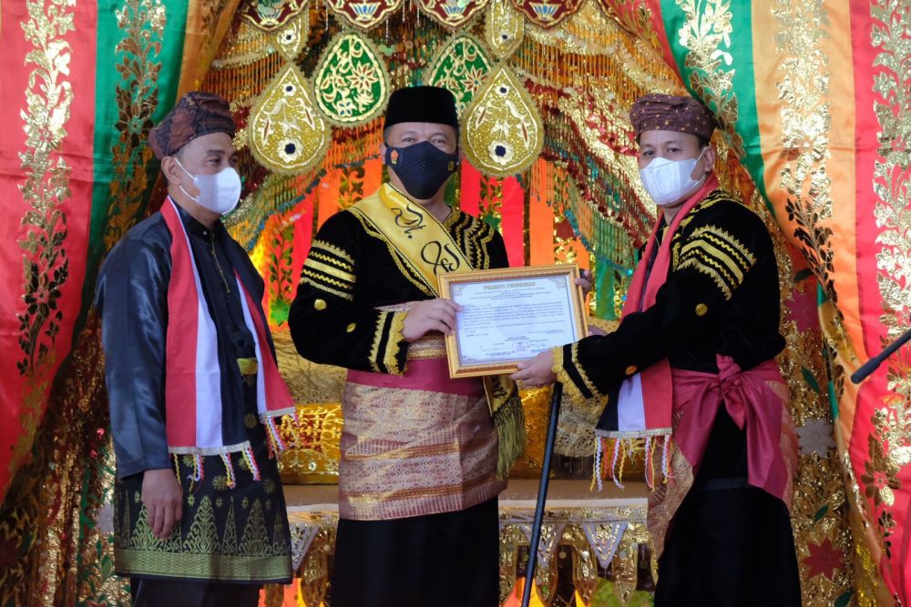 Kapolda Riau Mendapat Gelar Datuk Bandaro Alam