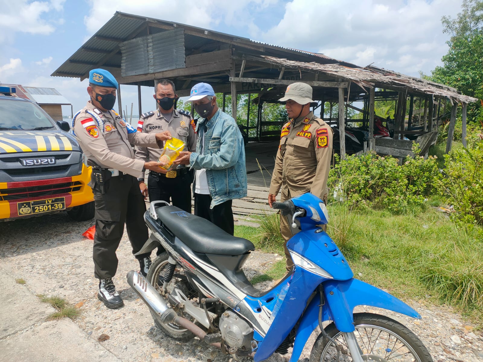 Polsek Rangsang Barat Salurkan Bansos kepada Tukang Ojek dan Buruh Pelabuhan