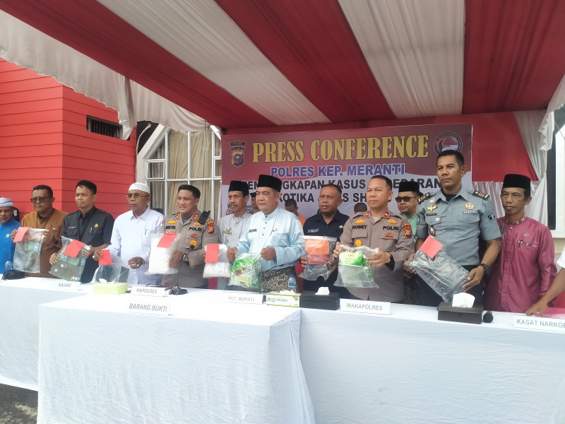 Polres Meranti Berhasil Amankan 4 Kilogram Barang Haram dari Tiga Tersangka Satu  Lainya Masih DPO