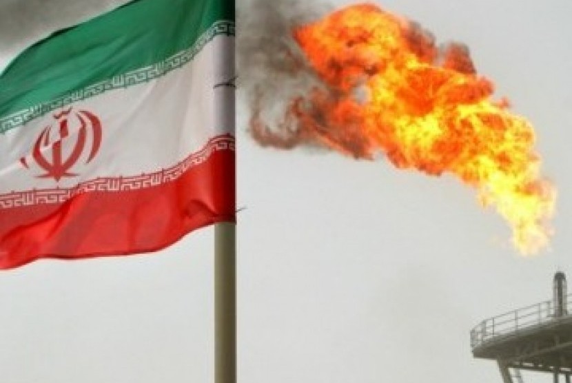 Kebakaran Besar Kilang Minyak Iran Belum Padam Hari Kedua