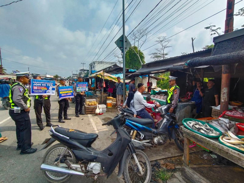 Terjun Langsung di Pasar Satlantas Polres Meranti Cooling system Kepada Masyarakat