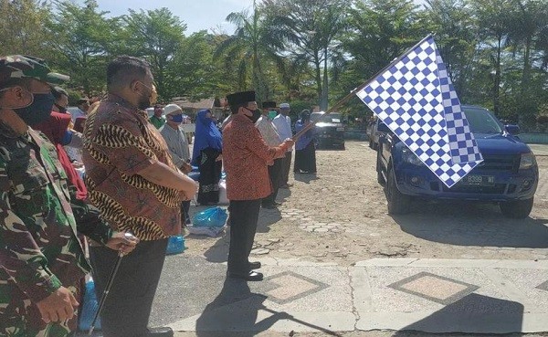 Anggota DPR RI Achmad Bagikan Sembako kepada Warga Rohul Kurang Mampu