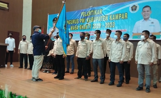 Zulmansyah  Lantik Pengurus PWI Kampar