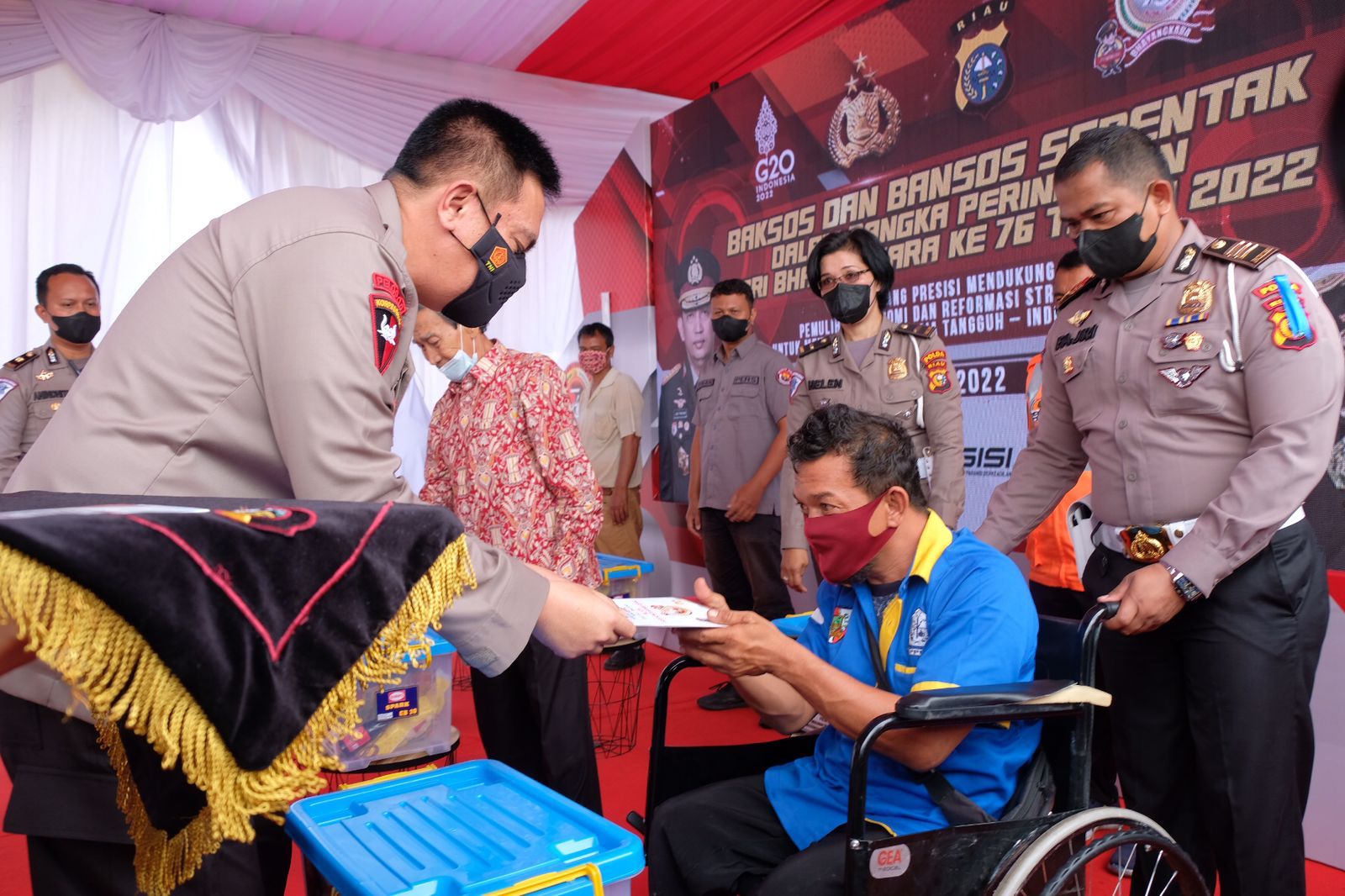 Bagikan 10 Ribu Paket Sembako Bakti Religi Road To 76, Kapolda Riau Mohammad Iqbal: Doa Itu Rohnya I