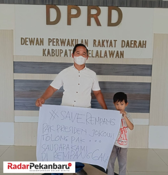 Suardi Bentangkan Tulisan Mendukung Perjuangan Masyarakat Rempang Dikantor DPRD Pelalawan, Ini Kata Baharuddin ketua DPRD Pelalawan