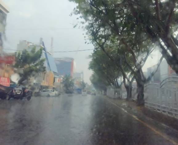 Waspadai Hujan Disertai Petir dan Angin Kencang Hari Ini