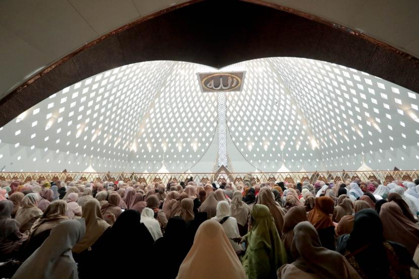 Hukum Duduk Memeluk Lutut dalam Islam, Kapan Boleh dan tidak Boleh?