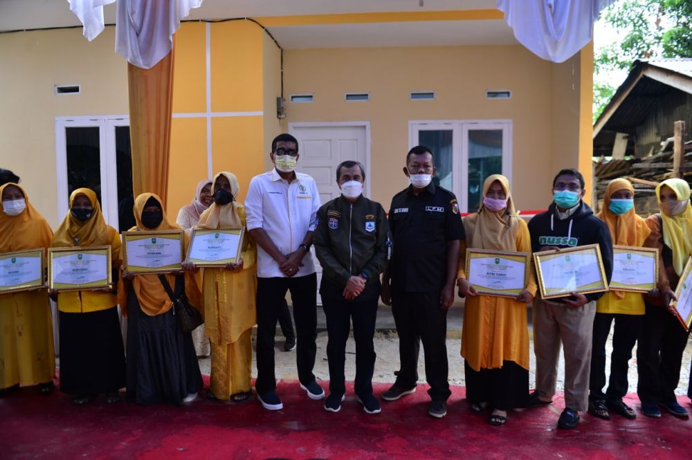 Gubernur Riau Serahkan Bantuan Rumah Layak Huni