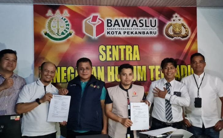 Tim Hukum Paslon AMAn Laporkan Dugaan Money Politics ke Bawaslu Pekanbaru