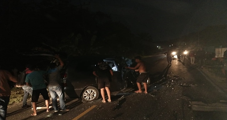 Travel Pecah Ban Hantam Truk Di Indragiri Hulu