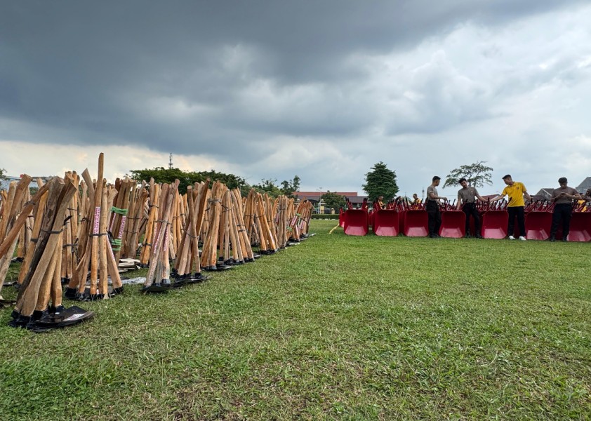 Polda Riau Kirimkan Peralatan Angkong dan Cangkul untuk Percepatan Pembersihan Material