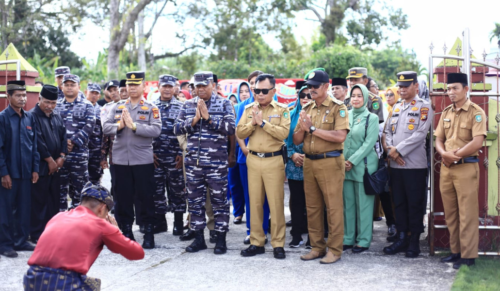 Plt. Bupati Kepulauan Meranti Resmikan Kampung Bahari Nusantara Kepulauan Meranti Binaan TNI AL