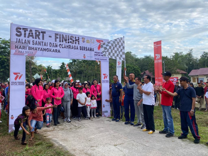 Ratusan Masyarakat Antusias Ikuti Jalan Santai dan Olahraga Bersama Polsek Rangsang