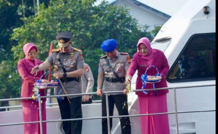 Polda Riau Gelar Upacara Tabur Bunga di Sungai Siak, Jelang HUT ke-78 Bhayangkara