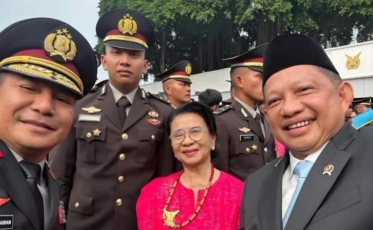 Momen Kapolda Riau Dampingi Putra Ferdy Sambo Usai Dilantik Jadi Perwira Polri