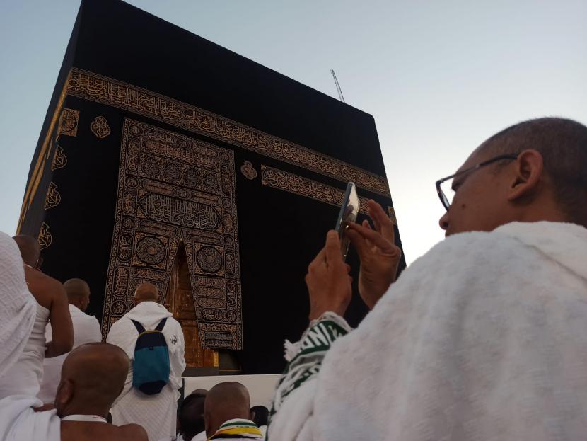Bagaimana Arah Sholat Muslim yang Berhadapan dengan Kabah Langsung?