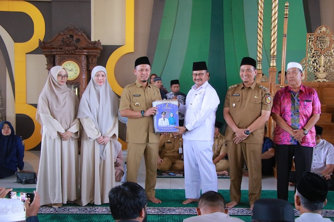 Walikota Pekanbaru Agung Nugroho Serahkan Perlengkapan Salat Idulfitri untuk 1.222 Pengurus Masjid