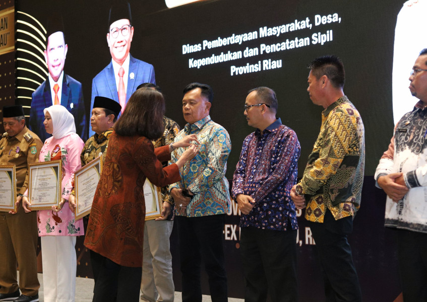 Plt Bupati Asmar Terima Penghargaan Kementerian PDTT