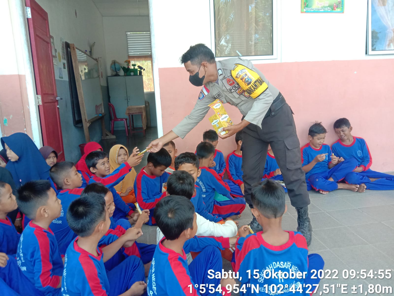 Tingkatkan Minat Baca, Bhabinkamtibmas Polsek Rangsang Ini Sediakan Pusling bagi Anak-anak