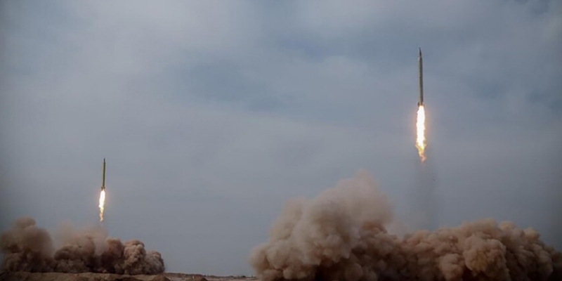 Kim Jong Un Pantau Langsung Peluncuran Rudal Balistik ke Laut Timur
