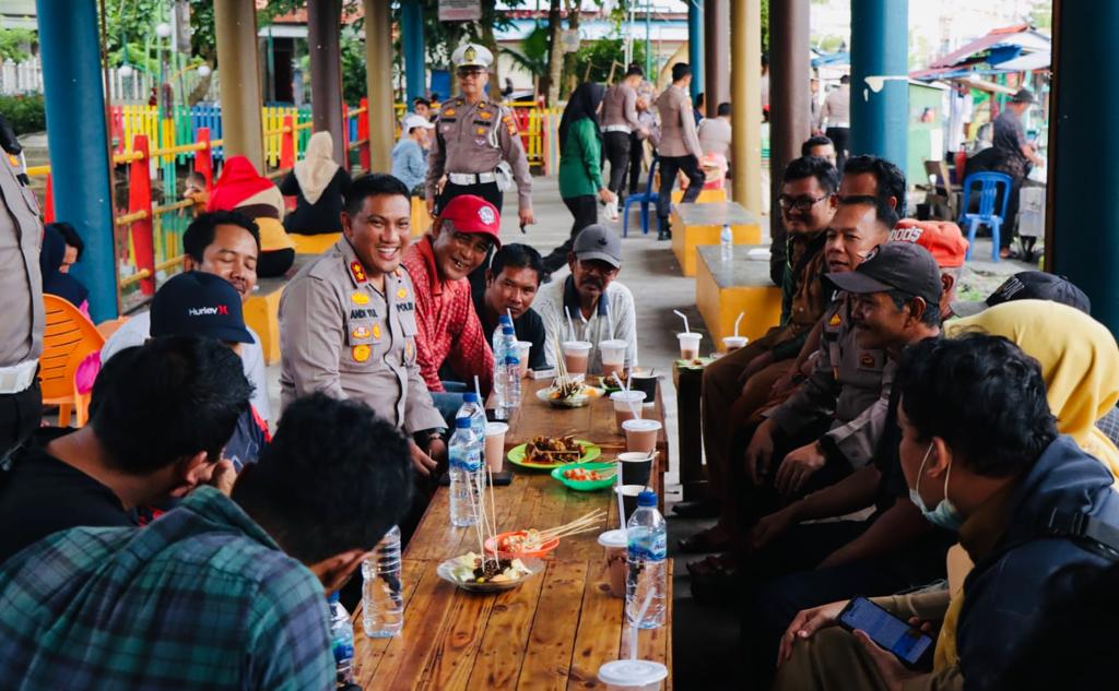 Berbincang-bincang Sambil Bantu Tingkatkan Ekonomi Warga, Kapolres Meranti dan PJU Borong Dagangan.