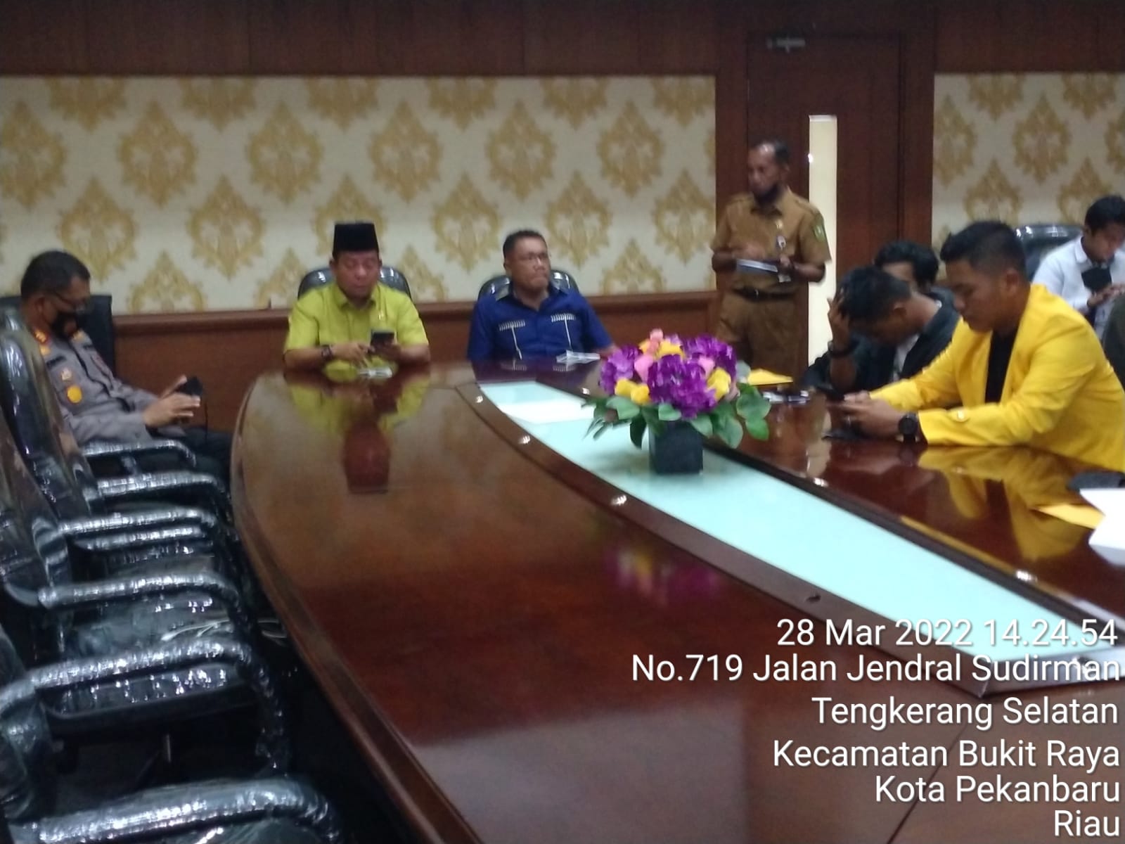 Poti Sambut Massa Pendemo Agung di DPRD Riau 