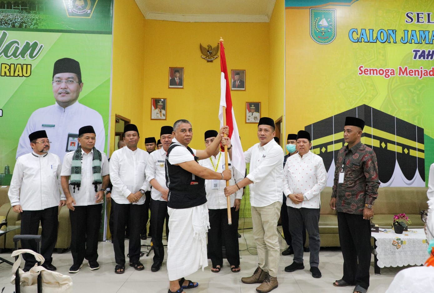 Bupati HM Adil Lepas jemaah Calon Haji Meranti dari Embarkasi Antara Riau Doakan Kabupaten Meranti.