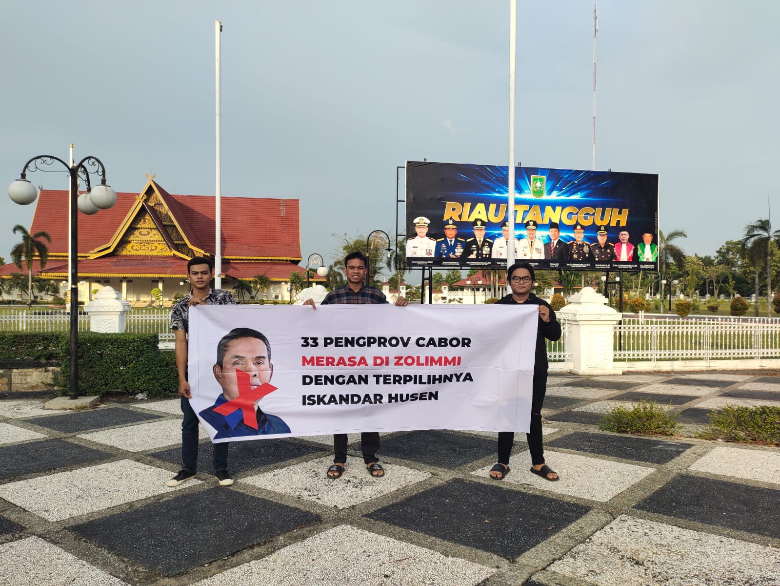 Sejumlah Aktivis Bentangkan Spanduk Tolak Pelantikan KONI Riau