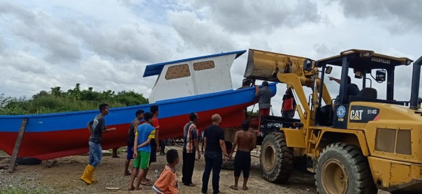 Septina Primawati Serahkan 14 Unit Kapal dan AlatTangkap Ikan di Inhil