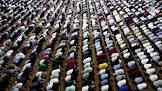 Mengapa Imam Dilarang Panjangkan Bacaan Sholatnya?