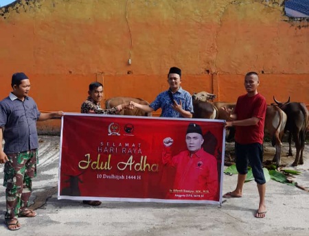 Sumbangkan 5 Ekor Sapi Kurban, Effendi Sianipar: Idul Adha Momentum Berbagi Terhadap Sesama Saudara