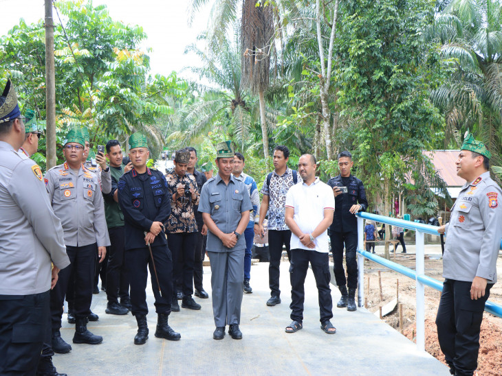 Akses Vital, Bupati Kampar Dampingi Kapolda Riau Tinjau Langsung Pembangunan Jembatan Presisi Polri di Desa Lubuk Agung XIII Koto Kampar