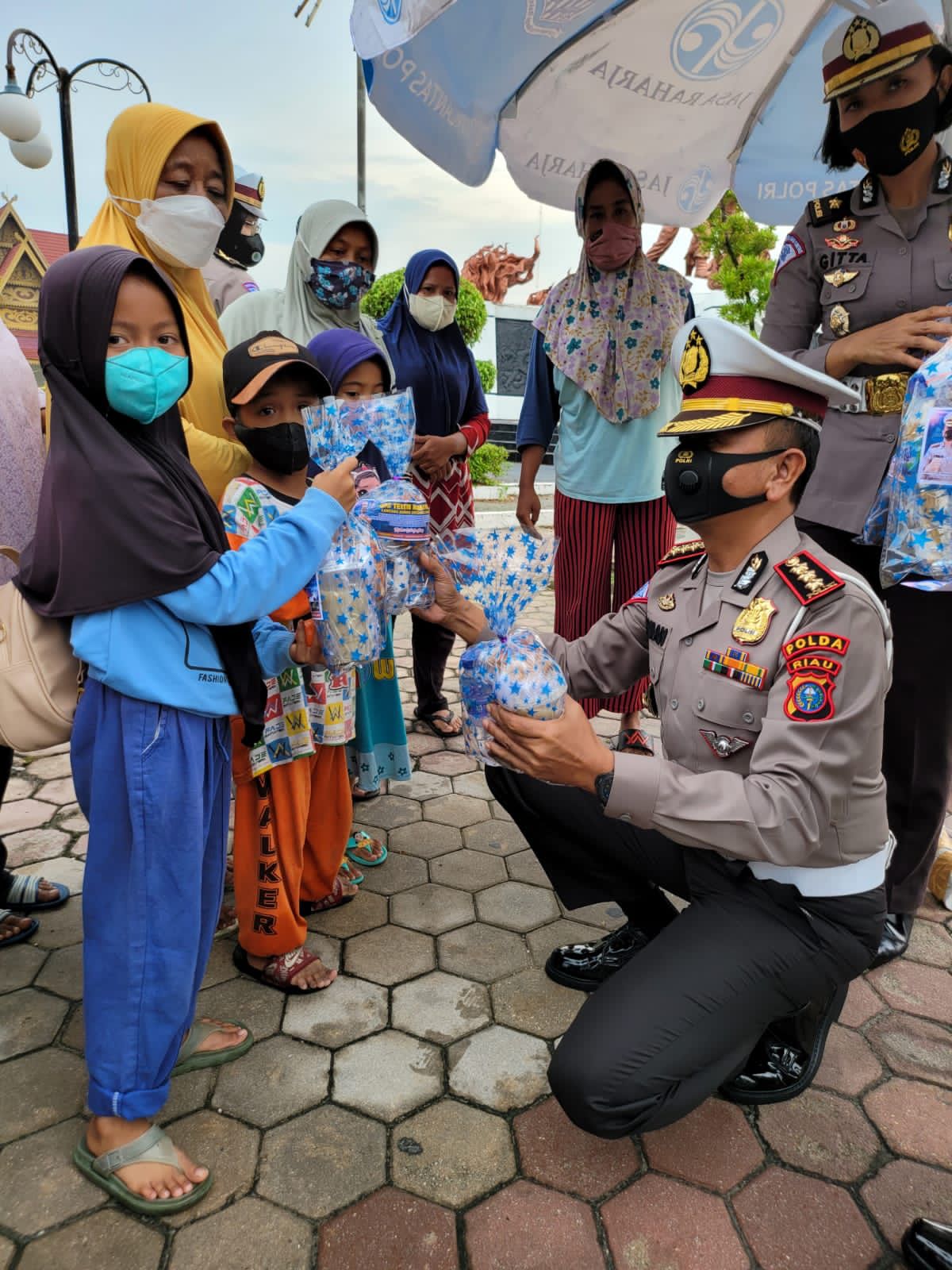Bagi Takjil Kepada Pengguna Jalan, Dirlantas : Kita Menghimbau Masyarakat Tertib Berlalu Lintas