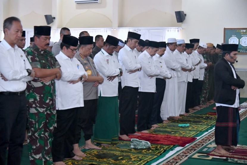 Jokowi Laksanakan Shalat Istisqa di Riau
