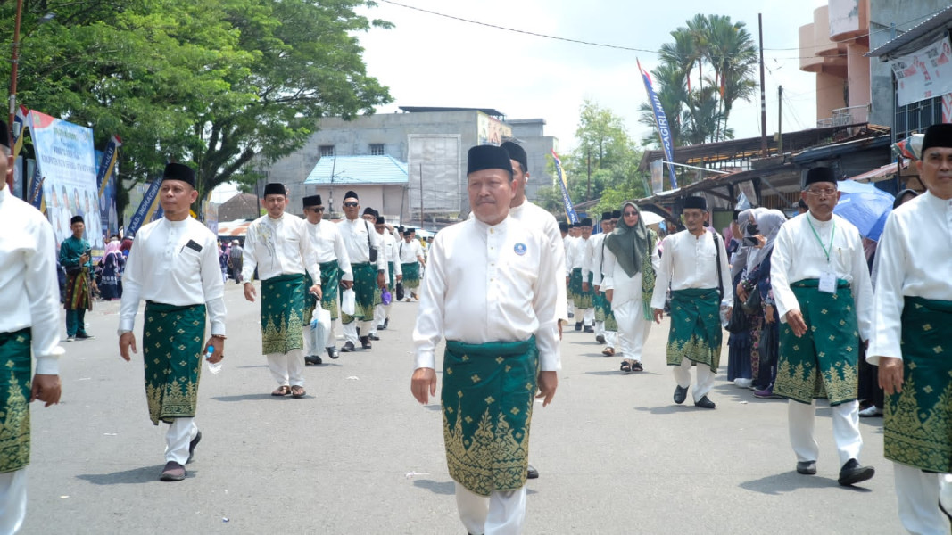 Plt Bupati Asmar Hadiri Pelepasan Pawai Taaruf MTQ Provinsi Riau di Rengat