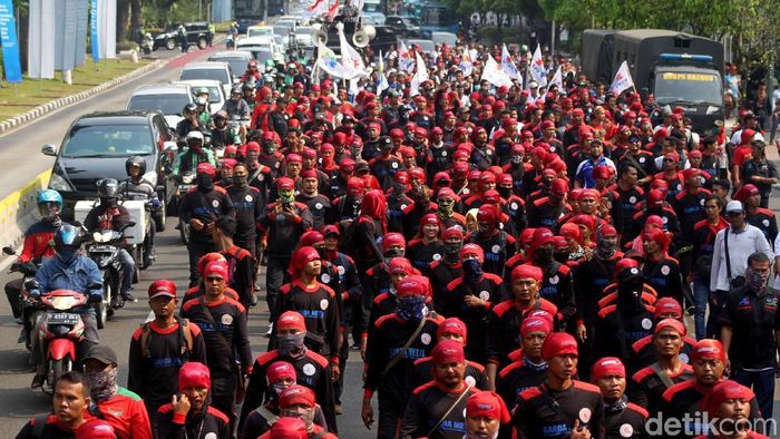 Puluhan Ribu Buruh Siap Kepung Gedung DPR Hari Ini