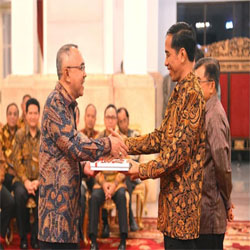 Plt Gubri Terima DIPA 2015 dari Presiden Jokowi 
