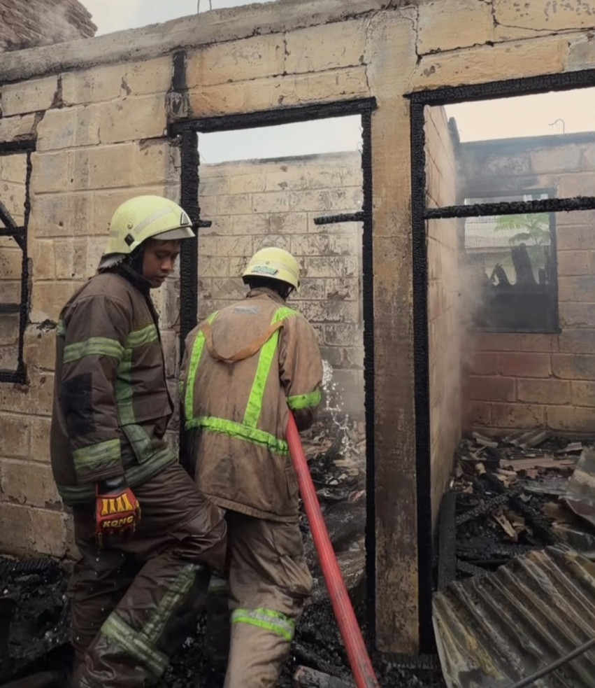 Kebakaran di Jalan Nilam Pekanbaru Hanguskan 12 Petak Rumah Semi Permanen