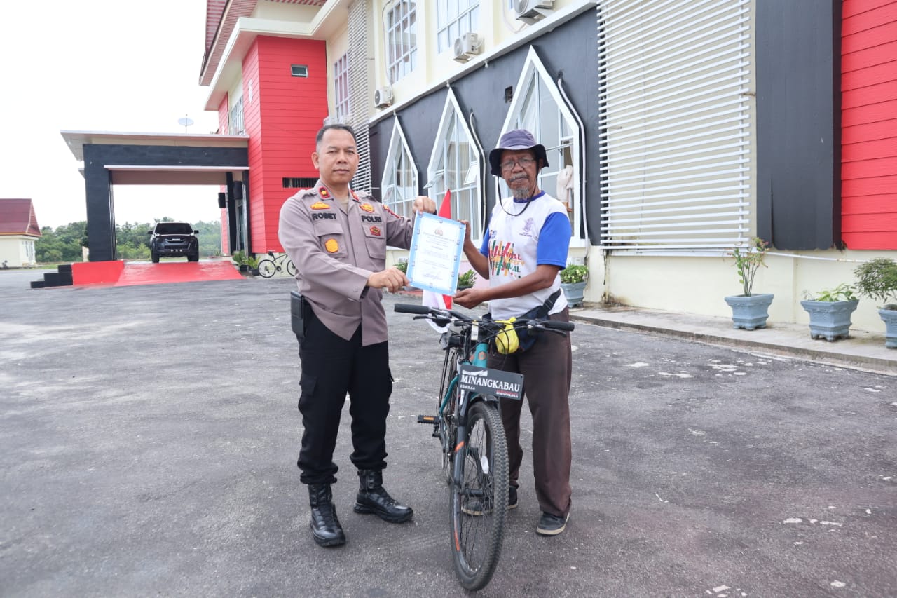 Bersepeda dari Sumbar ke Mekah, Muhammad Yusuf Sempatkan Diri Singgah Bersilaturahmi ke Polres Meran