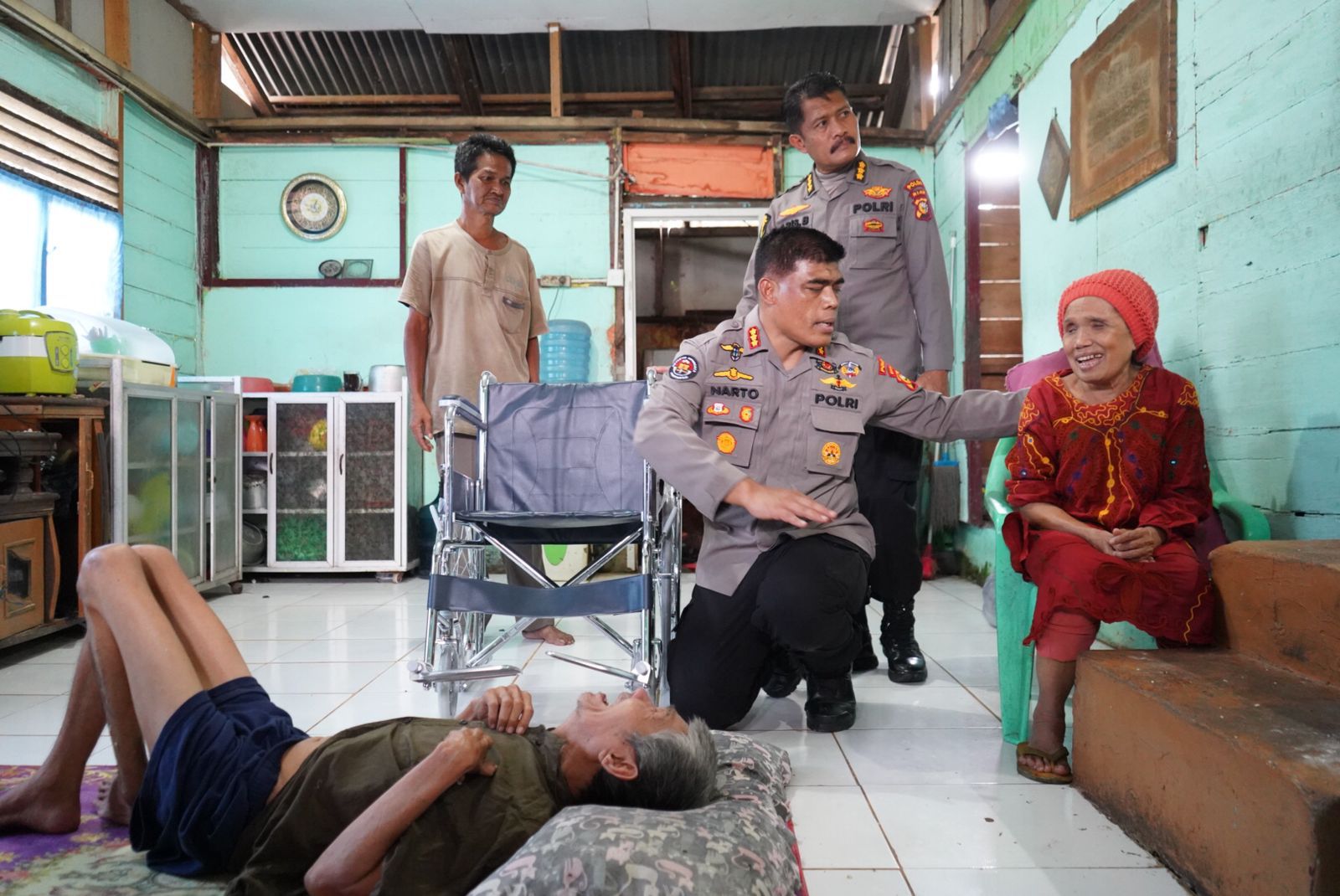 WMPR Dan Bidhumas Peduli Bagikan Kursi Roda, Kabid Humas Kombes Sunarto : Semangat dan Motivasi Bela