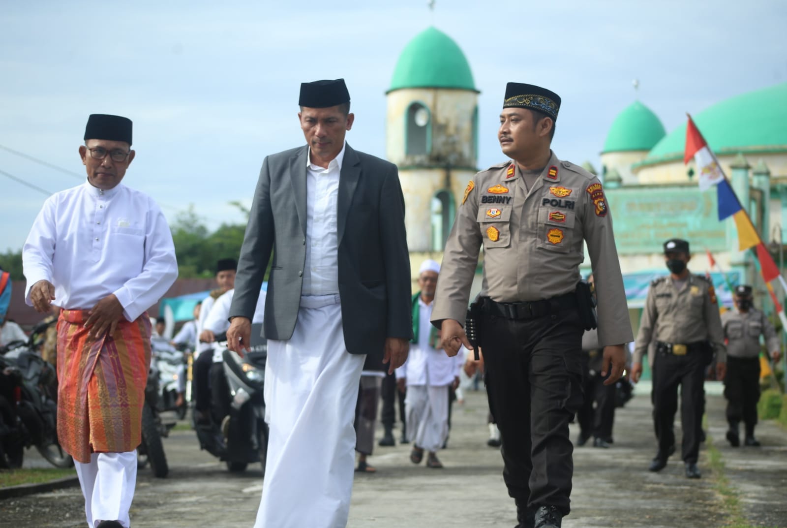 Perdana, Bupati Meranti Salat Id di Rangsang Barat Wabup Asmar dan Sekda di Masjid Agung