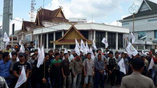 Ratusan Buruh Inhil Demo Di Kantor Bea Cukai Tembilahan