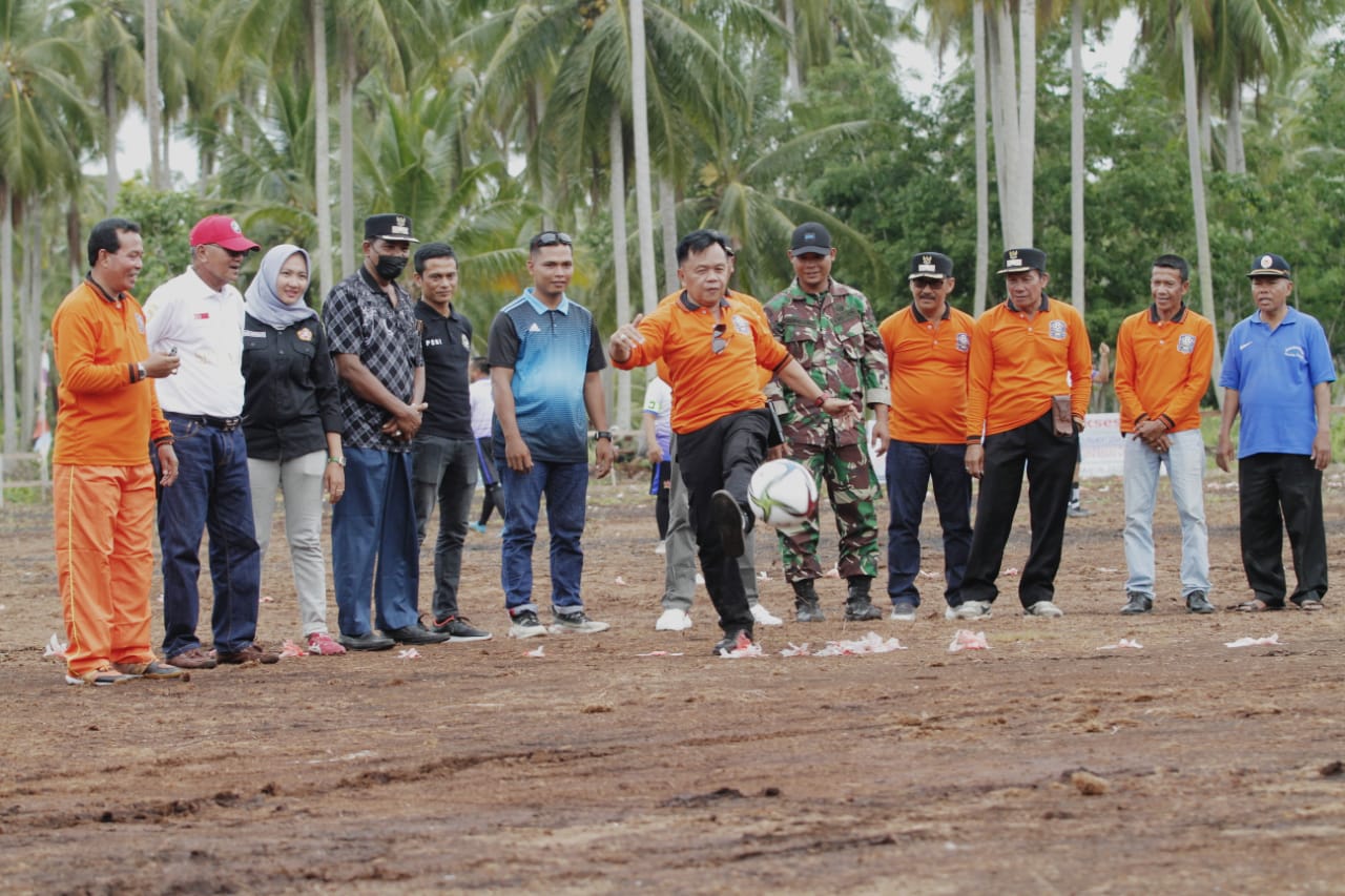 Wabup H Asmar Buka Secara Resmi Turnamen Sepak Bola Tanjung Bakau Cup ke-I