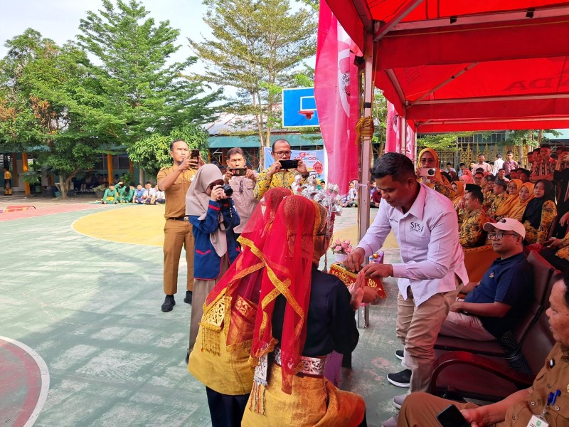 Menulis Tak Halangi Profesi Lain, Saidul Tombang Motivasi Siswa SMAN 10 Pekanbaru
