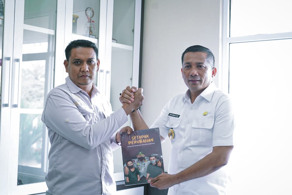 Bupati HM Adil Terima Buku Dari Kapolri Melalui Kapolres Meranti Berjudul 'Setapak Perubahan.