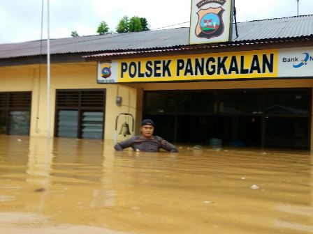 Akibat Banjir , Sementara Lalu Lintas Riau-Sumbar Via Kampar Dialihkan ke Kuansing