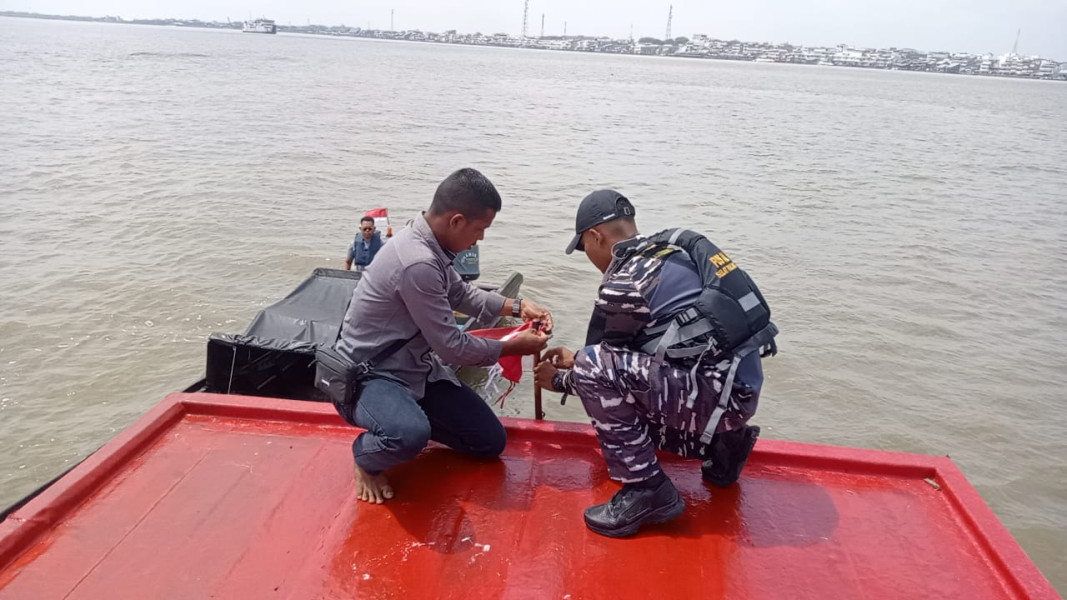 Bendera Merah Putih Mulai Dibagikan Angkatan Laut Selatpanjang