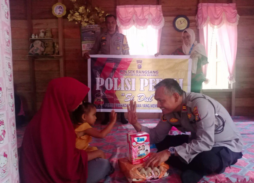 Tumbuhkan Perhatian, Polsek Rangsang Bantu Asupan Gizi Buat Balita Stunting di  Desa Tebun